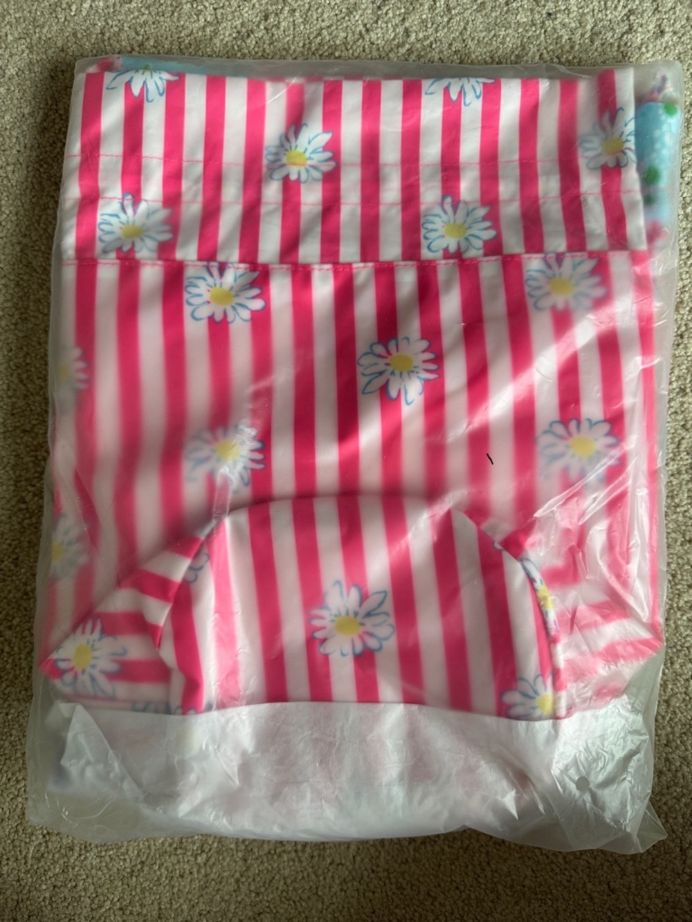 IN WRAP! Lilly Pulitzer GWP Pool Pouch Set in Crazy Quilt! - Picture 2 of 4
